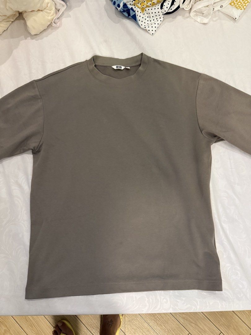Uniqlo U AIRism Cotton Oversized (Category: Tshirts & Polo Shirts ) located in Batangas. Submitted by kontin (Listing ID 1465207704, Image 1). Description: Uniqlo U AIRism Cotton Oversized Crew Neck T-Shirt Issue on size M, check last pic (small stain) Bought in App RFS: lose weight Khaki grey size Large New Dark green Medium used 8/10 con Dimes Large - 22.5x26 Medium / 21.5x25 .