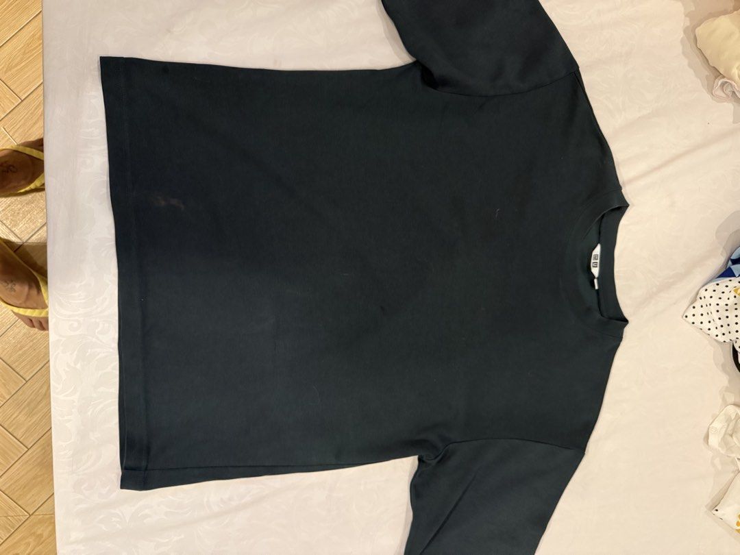 Uniqlo U AIRism Cotton Oversized (Category: Tshirts & Polo Shirts ) located in Batangas. Submitted by kontin (Listing ID 1465207704, Image 3). Description: Uniqlo U AIRism Cotton Oversized Crew Neck T-Shirt Issue on size M, check last pic (small stain) Bought in App RFS: lose weight Khaki grey size Large New Dark green Medium used 8/10 con Dimes Large - 22.5x26 Medium / 21.5x25 .
