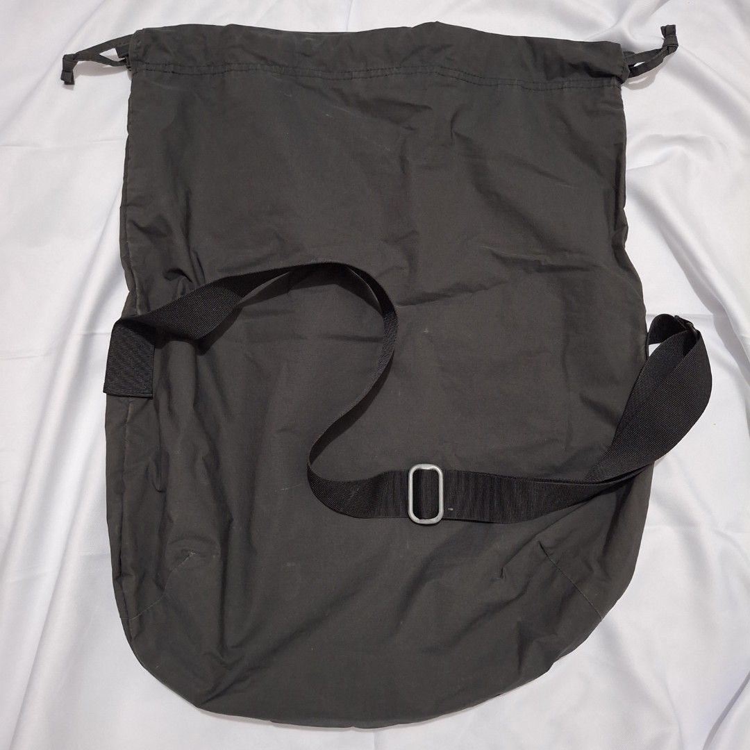 Uniqlo U Drawstring Shoulder Bag (Category: Shoulder Bags) located in Caloocan City. Submitted by mei56313 (Listing ID 1465276710, Image 3). Description: - black - zip pocket on the inside - needs washing - issue: once washed in washing machine then nagpeel yung black part ng buckle.