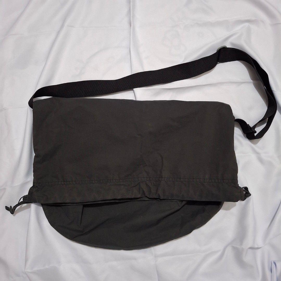 Uniqlo U Drawstring Shoulder Bag (Category: Shoulder Bags) located in Caloocan City. Submitted by mei56313 (Listing ID 1465276710, Image 2). Description: - black - zip pocket on the inside - needs washing - issue: once washed in washing machine then nagpeel yung black part ng buckle.