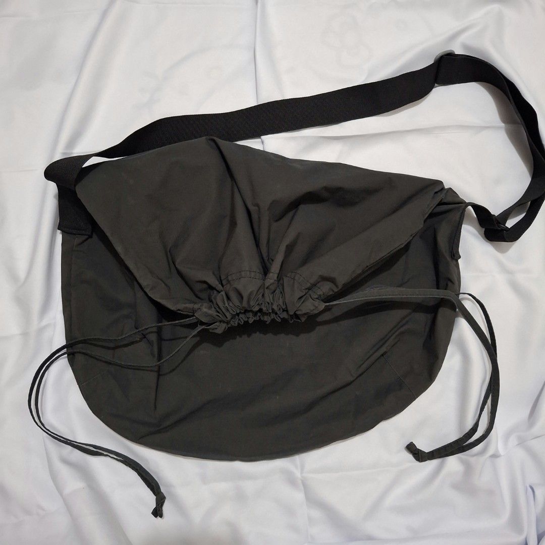 Uniqlo U Drawstring Shoulder Bag (Category: Shoulder Bags) located in Caloocan City. Submitted by mei56313 (Listing ID 1465276710, Image 1). Description: - black - zip pocket on the inside - needs washing - issue: once washed in washing machine then nagpeel yung black part ng buckle.