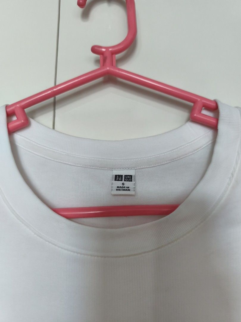 Uniqlo White Top (Category: Shirts) located in Manila. Submitted by smilefashion08 (Listing ID 1465185424, Image 2). Description: Original Uniqlo.
