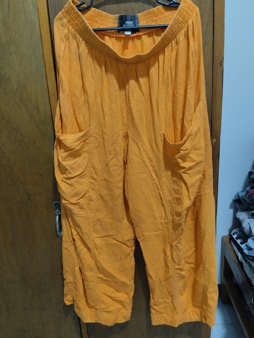 Urban Outfitters trouser pants (Category: Trousers) located in Asturias. Submitted by zajk_hero (Listing ID 1465221668, Image 1). Description: Urban Outfitters trendy trouser pants Large W32-48 L40 Excellent condition Washable stain & Small pinhole Color rate: 9.8/10.