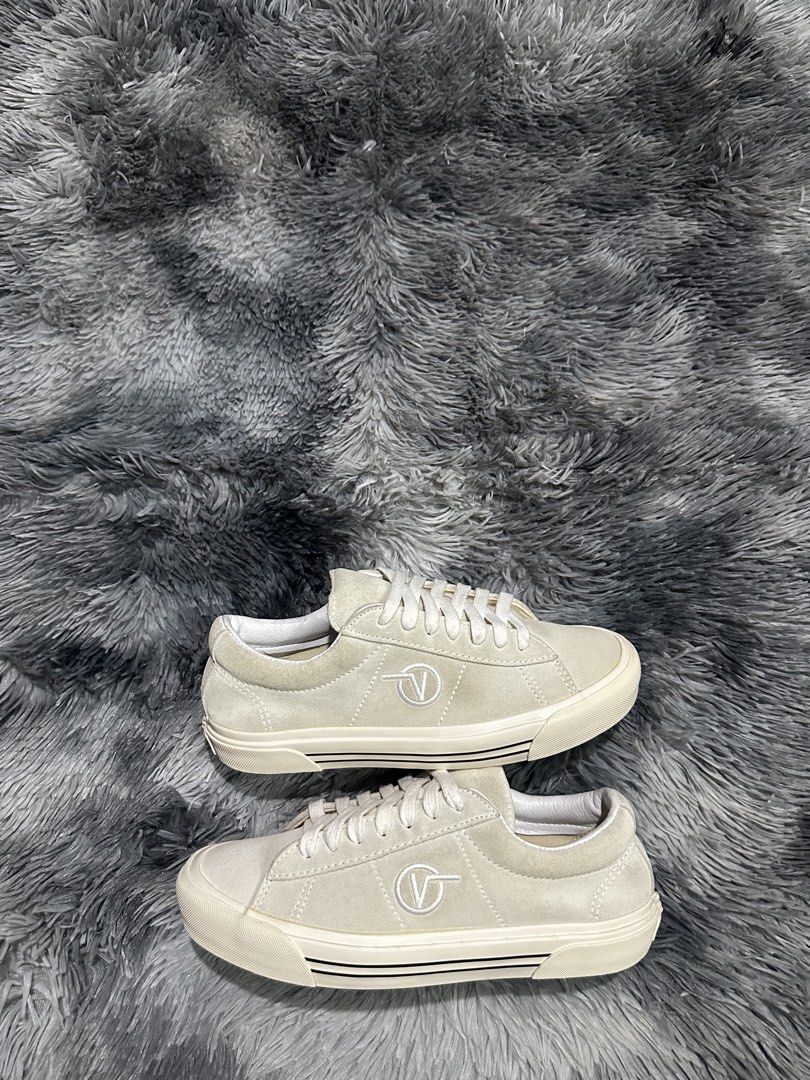 Vans suede (Category: Sneakers) located in Pontevedra. Submitted by thriftnijr (Listing ID 1465238254, Image 1). Description: Vans suede 6.5 us men / 8 us womens / 38.5 euro / 24.5 cm insole Excellent condition Normal sign of usage only, very presentable Price: 1299.