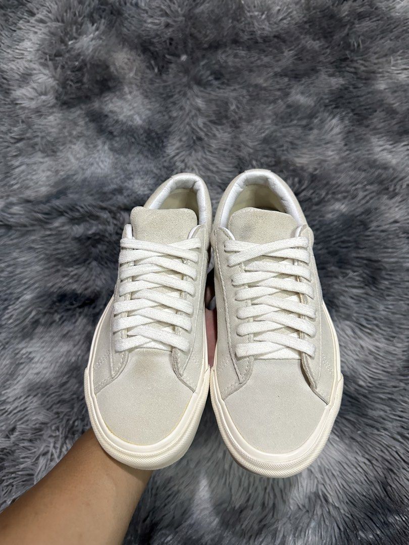 Vans suede (Category: Sneakers) located in Pontevedra. Submitted by thriftnijr (Listing ID 1465238254, Image 2). Description: Vans suede 6.5 us men / 8 us womens / 38.5 euro / 24.5 cm insole Excellent condition Normal sign of usage only, very presentable Price: 1299.
