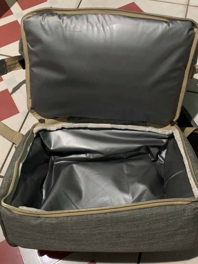 V-Coool Cooler Bag Grey Breastmilk Backpack (Category: Backpacks) located in Baliuag. Submitted by pamelapenaflorida2198 (Listing ID 1465307907, Image 3). Description: V-Coool Professional Cooler Bag in Grey. Features a dual-compartment insulated design to keep items hot or cold, backpack straps, top handles, and convenient zipper pockets. Very convenient pag travel or errands. Kasya lahat ng gamit ko dito. No issue. .