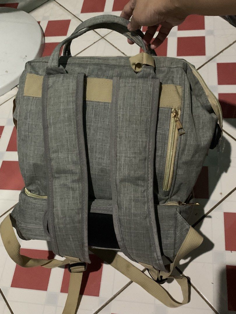 V-Coool Cooler Bag Grey Breastmilk Backpack (Category: Backpacks) located in Baliuag. Submitted by pamelapenaflorida2198 (Listing ID 1465307907, Image 2). Description: V-Coool Professional Cooler Bag in Grey. Features a dual-compartment insulated design to keep items hot or cold, backpack straps, top handles, and convenient zipper pockets. Very convenient pag travel or errands. Kasya lahat ng gamit ko dito. No issue. .