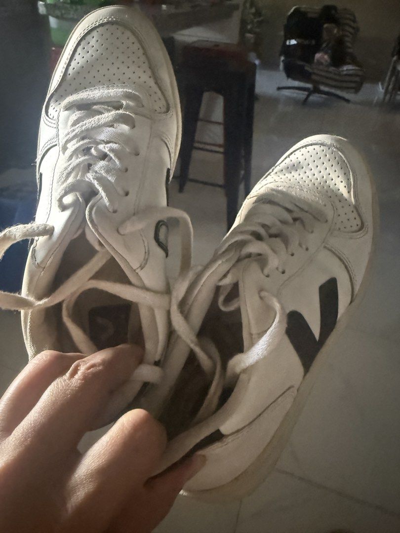 veja (Category: Sneakers) located in Rizal. Submitted by vargas.cel (Listing ID 1465177407, Image 3). Description: selling 1800 php veja leather original bought it for 8k size 37 23 cm .
