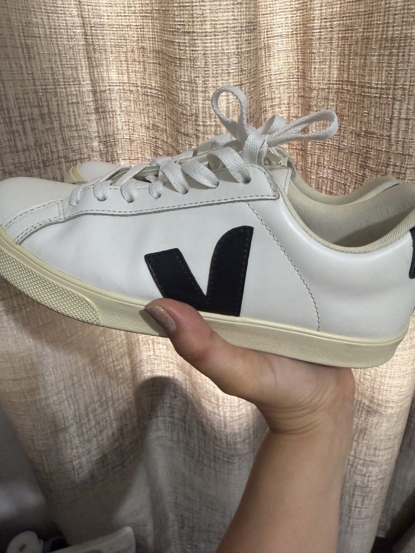 VEJA SIZE 6 SNEAKERS (Category: Sneakers) located in Malabon City. Submitted by iamxtine29 (Listing ID 1465312452, Image 3). Description: good no issue ikaw nlang po ang maglikinis .