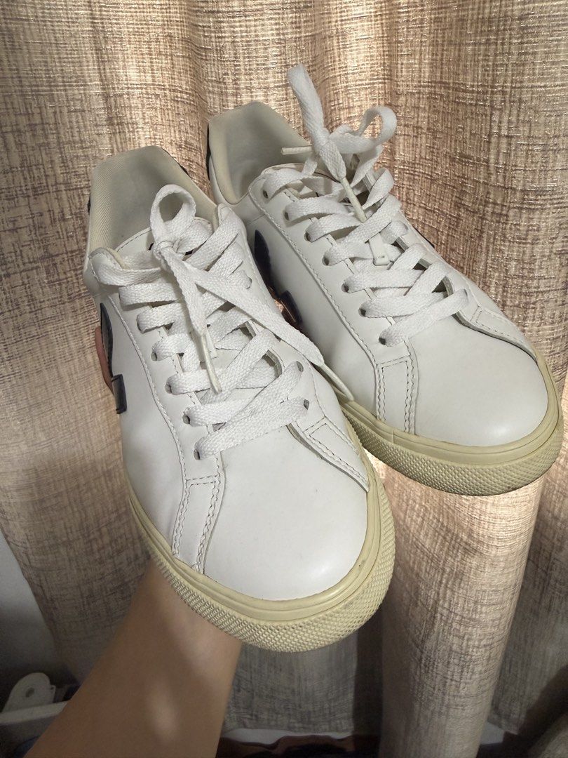 VEJA SIZE 6 SNEAKERS (Category: Sneakers) located in Malabon City. Submitted by iamxtine29 (Listing ID 1465312452, Image 2). Description: good no issue ikaw nlang po ang maglikinis .