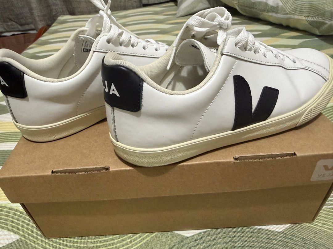 VEJA SIZE 6 SNEAKERS (Category: Sneakers) located in Malabon City. Submitted by iamxtine29 (Listing ID 1465312452, Image 1). Description: good no issue ikaw nlang po ang maglikinis .