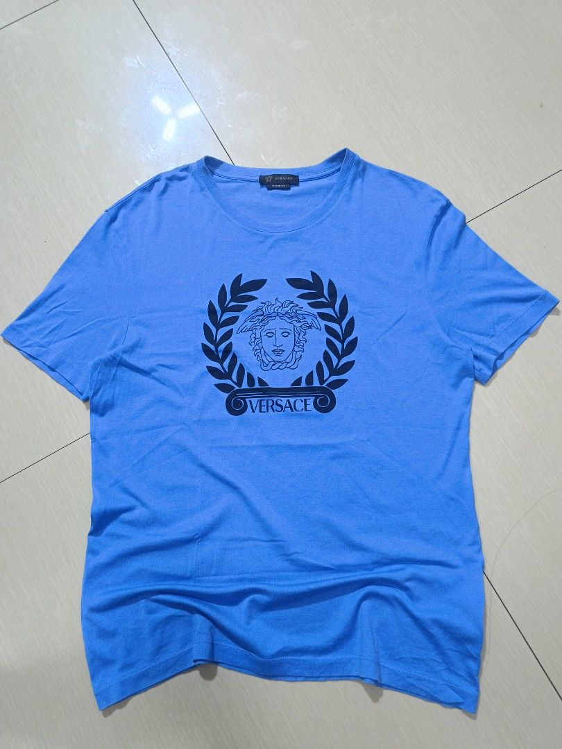 VERSACE LAUREL LOGO TEE (Category: Tshirts & Polo Shirts ) located in Kidapawan. Submitted by mabthriftshop (Listing ID 1465178290, Image 1). Description: Condition: Excellent Color rate: 9.8/10 Size: M Dimes: 20x27 Issue: NONE ⚠️ Buyer Notice: Please review all condition photos and size details carefully before purchasing to ensure a perfect fit. Ship Thru : J&T and LBC.