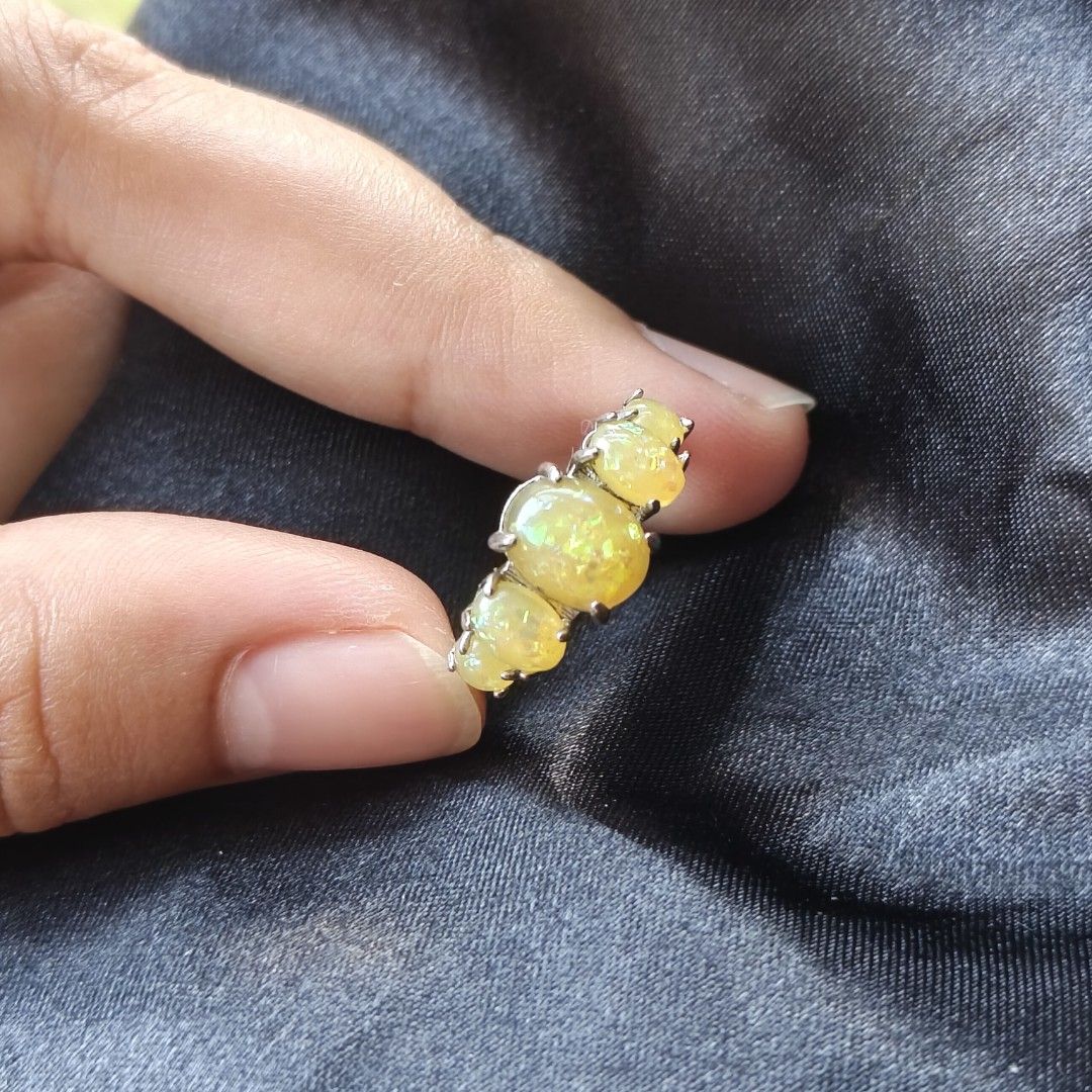 Vintage 925 Sterling Silver Multi-Stone Fire Opal Ring - Size 5.5 Boho Statement (Category: Rings) located in Alfonso Lista (Potia). Submitted by ak_collection.03 (Listing ID 1465198625, Image 3). Description: Elevate your jewelry collection with this stunning multi-stone statement ring. Crafted in high-quality 925 sterling silver, it showcases five graduated, claw-set oval fire opals that flash with a beautiful iridescent green and yellow play-o