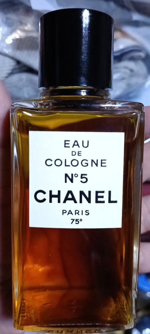 Vintage Chanel No 5 Eau De Cologne 75ml (Category: Fragrance & Deodorants) located in Antipolo. Submitted by vastgem_4c8da8 (Listing ID 1465277052, Image 3). Description: - Authentic vintage Chanel No. 5 Eau De Cologne - Comes with the original outer box - Classic glass bottle with label and cap fully intact - Fragrance has naturally darkened due to age (normal for older batches) - Perfect collector's piece for Chanel enthusiasts - DM for more de