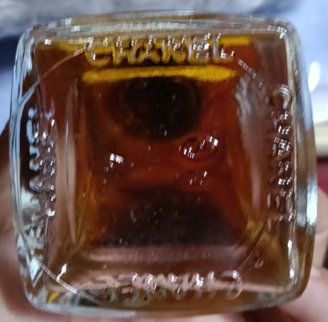 Vintage Chanel No 5 Eau De Cologne 75ml (Category: Fragrance & Deodorants) located in Antipolo. Submitted by vastgem_4c8da8 (Listing ID 1465277052, Image 2). Description: - Authentic vintage Chanel No. 5 Eau De Cologne - Comes with the original outer box - Classic glass bottle with label and cap fully intact - Fragrance has naturally darkened due to age (normal for older batches) - Perfect collector's piece for Chanel enthusiasts - DM for more de