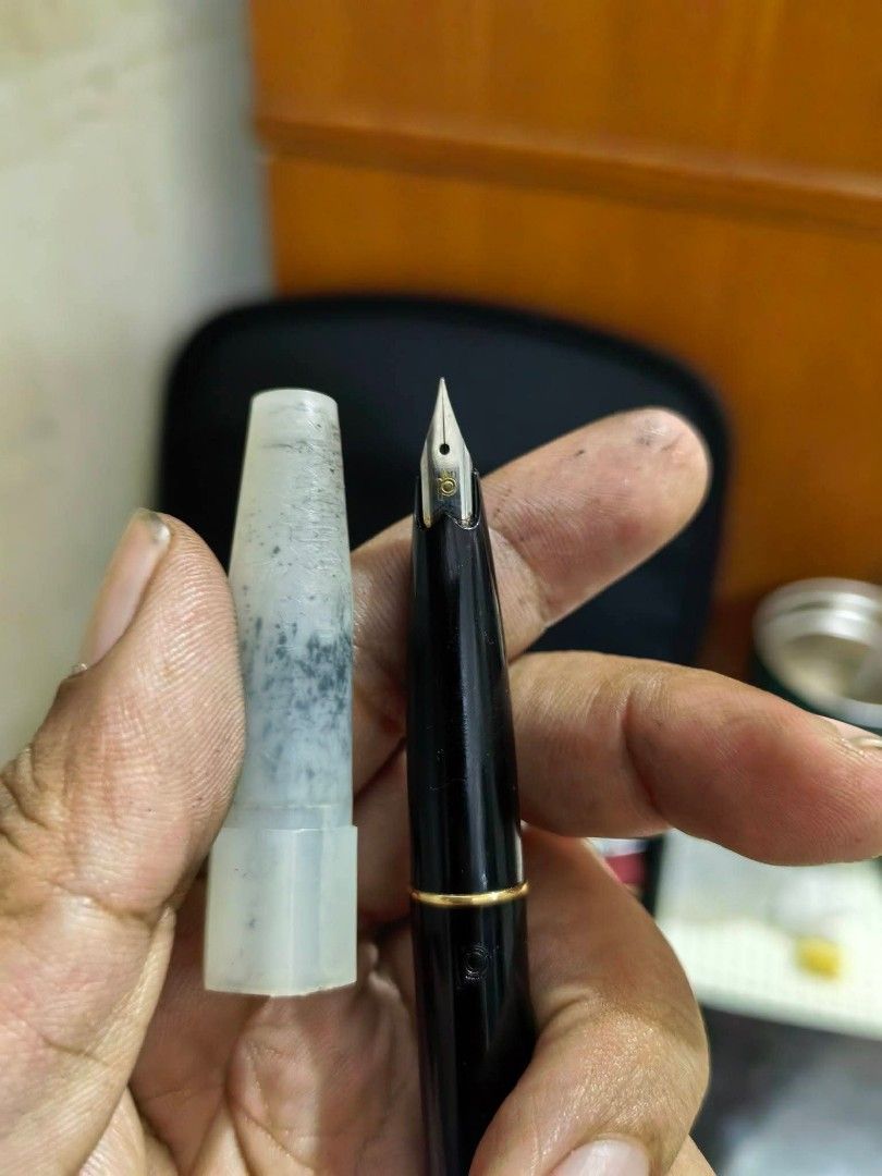Vintage Fountain Pen (Category: Craft Supplies & Tools) located in Cebu City. Submitted by dudes_villanueva (Listing ID 1465176934, Image 3). Description: Fountain Pen - Platinum - Vintage Fountain Pen 📌 Identifiable by the distinctive "P" logo on the gold nib. 📌 Need refill replacement..