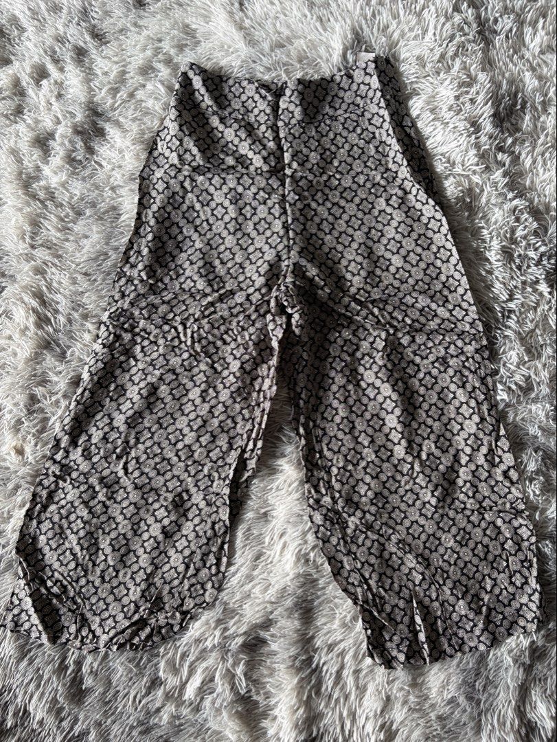 Vintage geometric patterned wide leg cropped trousers (Category: Jeans) located in Manila. Submitted by kez0020 (Listing ID 1465228109, Image 1). Description: - Style: Cropped wide-leg pants with a dark geometric pattern - Fit: High-waisted with a relaxed silhouette - Length: Mid-calf - Material: Light and flowy fabric for all-day comfort - Versatility: Easy to style with any basic solid top for casual outings - Condition: Excellent quality .