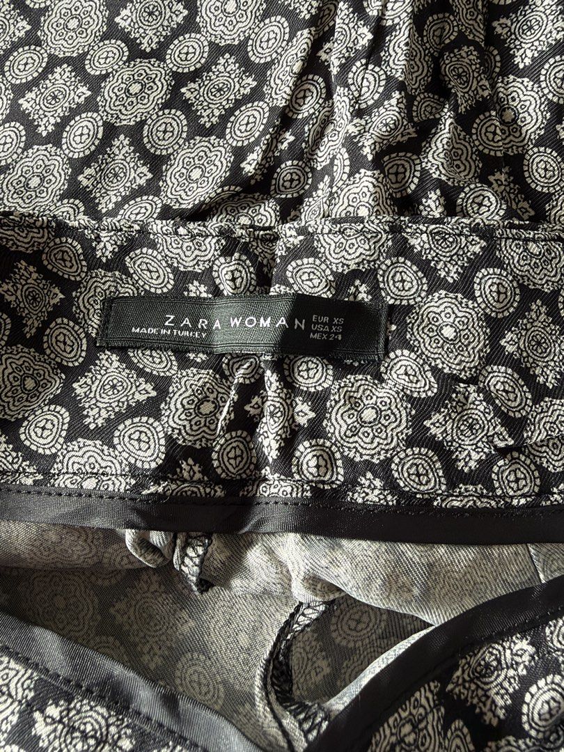 Vintage geometric patterned wide leg cropped trousers (Category: Jeans) located in Manila. Submitted by kez0020 (Listing ID 1465228109, Image 2). Description: - Style: Cropped wide-leg pants with a dark geometric pattern - Fit: High-waisted with a relaxed silhouette - Length: Mid-calf - Material: Light and flowy fabric for all-day comfort - Versatility: Easy to style with any basic solid top for casual outings - Condition: Excellent quality .