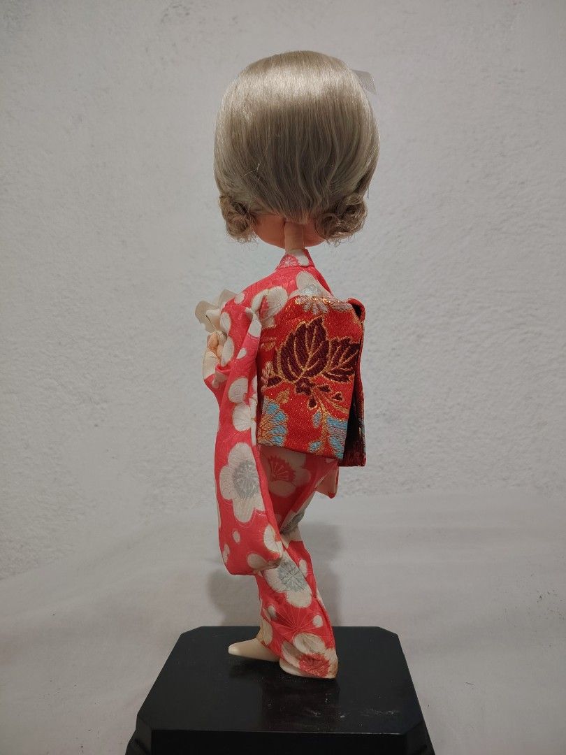 Vintage Japanese Pose Doll (Category: Looking For) located in Manila. Submitted by odosan_shop.ph (Listing ID 1465288088, Image 2). Description: A vintage japanese "big eye" pose doll from the Showa era, mounted on a black base and wearing a red and white floral patterelned kimono..