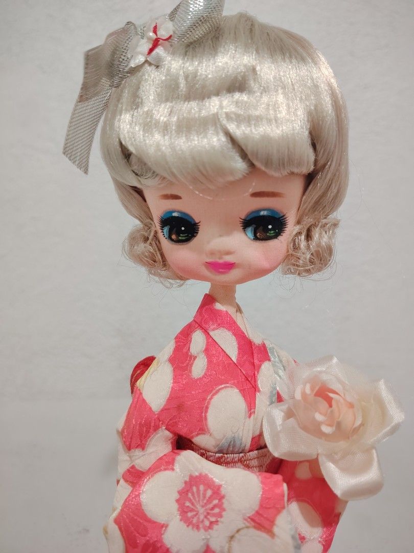 Vintage Japanese Pose Doll (Category: Looking For) located in Manila. Submitted by odosan_shop.ph (Listing ID 1465288088, Image 3). Description: A vintage japanese "big eye" pose doll from the Showa era, mounted on a black base and wearing a red and white floral patterelned kimono..