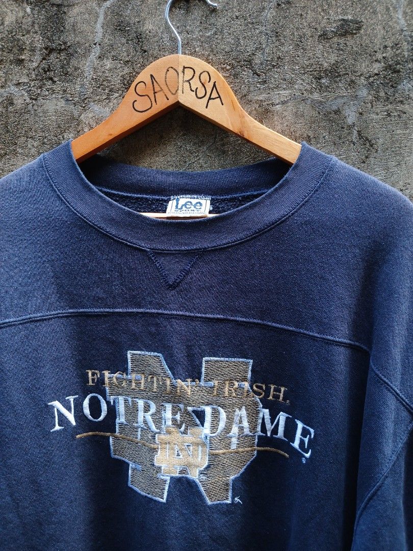 Vintage Lee Notre Dame sweater (Category: Coats, Jackets and Outerwear) located in Candelaria. Submitted by saorsa.thrift (Listing ID 1465304973, Image 2). Description: Vintage Lee Notre Dame sweater •Size: XL •Dimes: 25.5 / 30 •Condition: Good •Issue: check comment box 🏷️ 400 + sf.