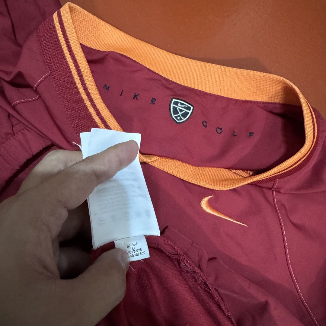 VINTAGE NIKE GOLF WINDBREAKER (Category: Coats, Jackets and Outerwear) located in Pasig City. Submitted by buzzthrifty (Listing ID 1465306058, Image 3). Description: SIZE M-L 22x25 GOOD AS NEW .