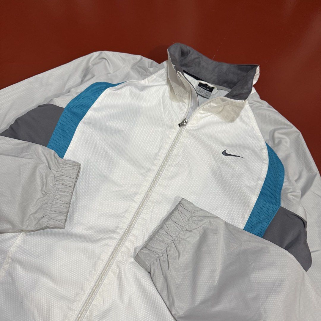 VINTAGE NIKE WINDBREAKER (Category: Coats, Jackets and Outerwear) located in Pasig City. Submitted by buzzthrifty (Listing ID 1465305627, Image 3). Description: SIZE L-XL 24x30 EXCELLENT CONDITION .