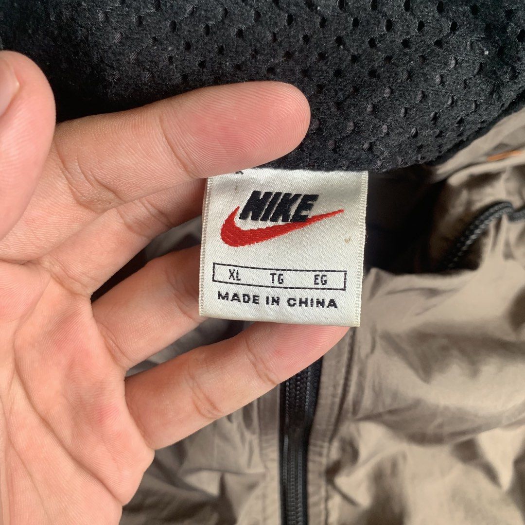 vintage nike windbreaker (Category: Coats, Jackets and Outerwear) located in Binmaley. Submitted by xenomorphig (Listing ID 1465308984, Image 3). Description: 23 x 29 no issue as new convertible to bag reflectorize single lined rare colorway.