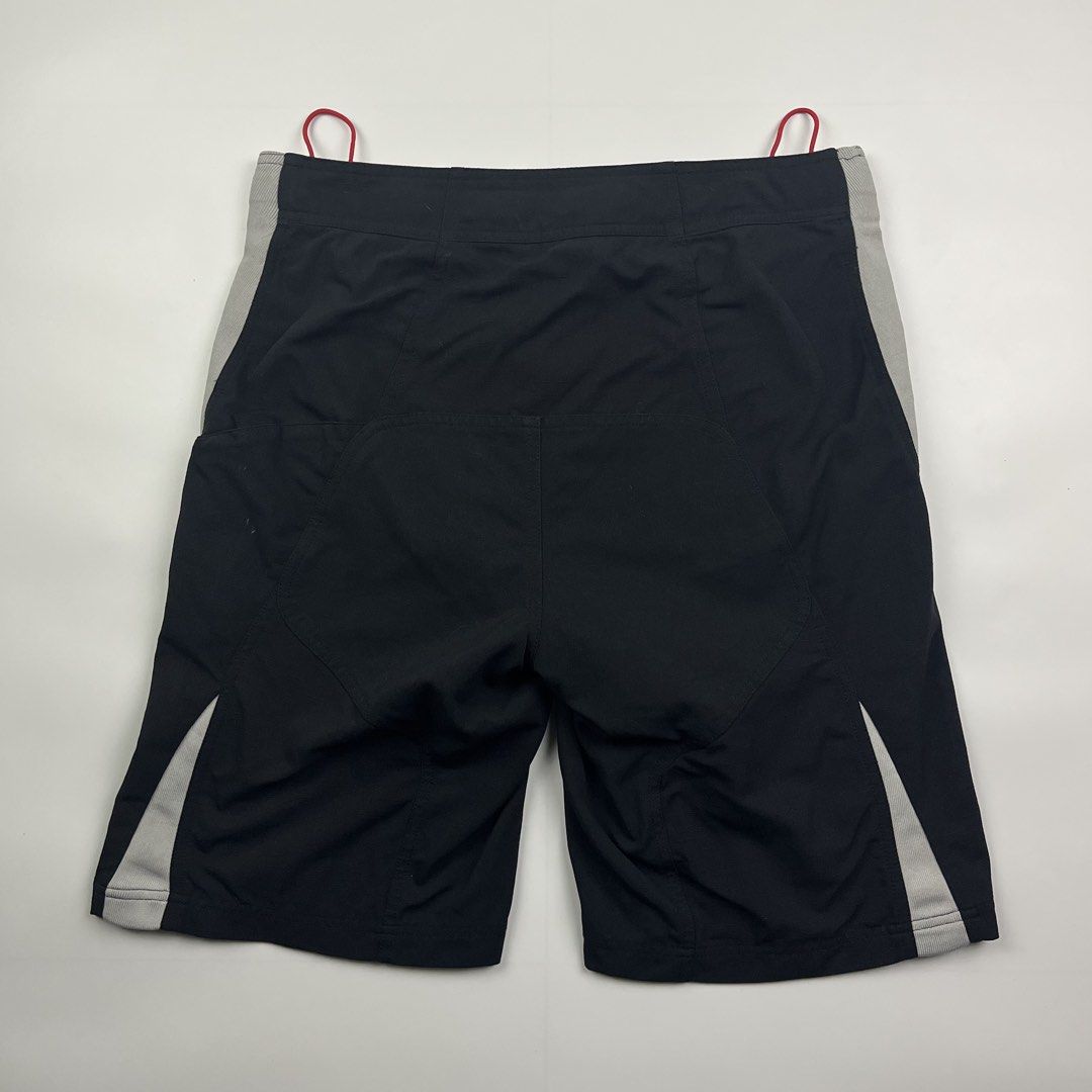 Vintage Oakley Nylon Technical Padded Shorts (Category: Shorts) located in Puerto Princesa. Submitted by paradise5300 (Listing ID 1465207972, Image 2). Description: Vintage Oakley Nylon Technical Padded Shorts Tagged Size: Large (32-36) Dimensions Inches length: 20.5 Inches waist (width): 16 inseam: 13 thigh opening: 11.5 Condition: Very good Color rate: 9 Flaws: Signs of usage 1,499 shipping fee is not yet included..