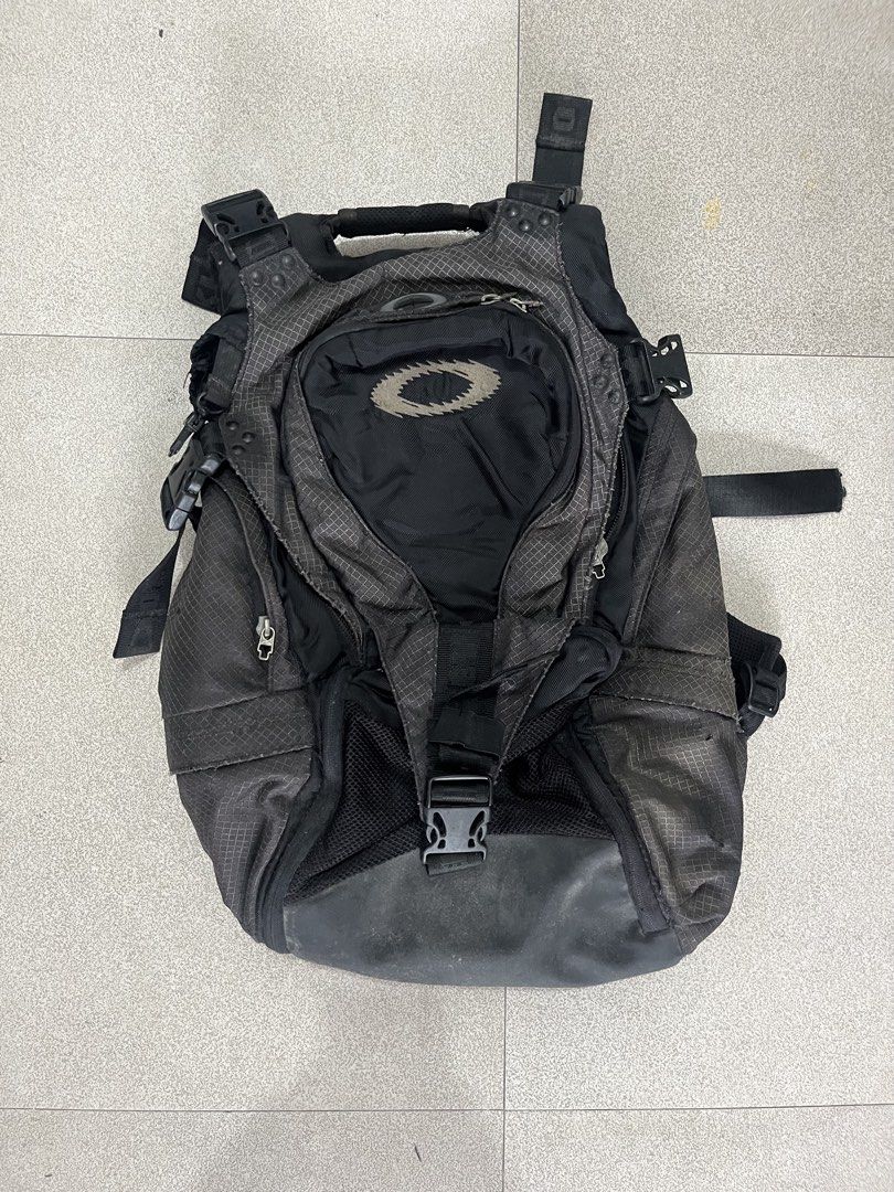 Vintage Oakley tactical backpack (Category: Backpacks) located in Kalibo. Submitted by streetloot. (Listing ID 1465233432, Image 1). Description: Issue : last 4 pictures , signs of usage .