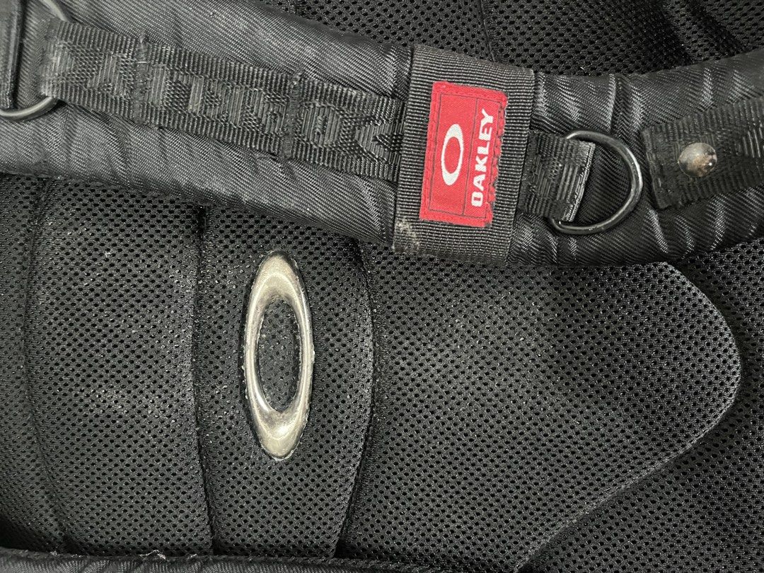 Vintage Oakley tactical backpack (Category: Backpacks) located in Kalibo. Submitted by streetloot. (Listing ID 1465233432, Image 3). Description: Issue : last 4 pictures , signs of usage .