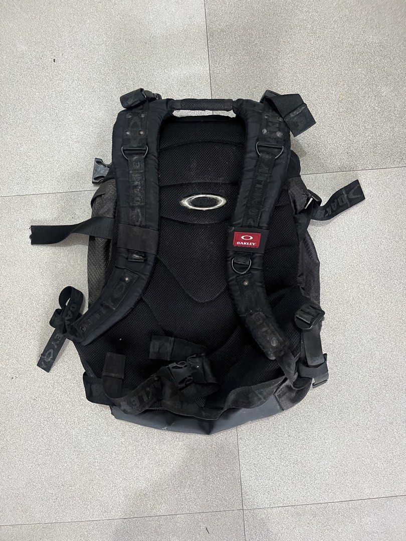 Vintage Oakley tactical backpack (Category: Backpacks) located in Kalibo. Submitted by streetloot. (Listing ID 1465233432, Image 2). Description: Issue : last 4 pictures , signs of usage .