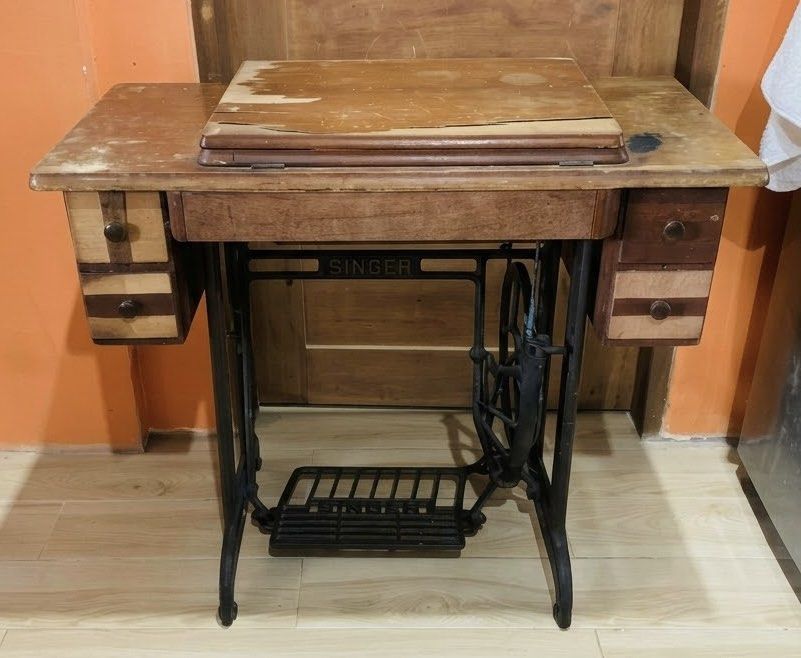 Vintage Singer Sewing Machine (Category: Handmade Craft) located in Davao. Submitted by arthur.penn007 (Listing ID 1465280763, Image 2). Description: Singer Model 191 with pedal Functional, needs minor repairs Free 1 piece sofa bed (used) For pickup only, around Davao City RFS: Decluttering.