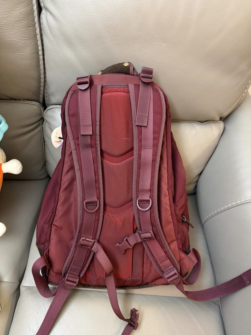 Visvim 22l backpack 20l red 猄皮底 （分類：背包）位於 Hong Kong。 由 bennyhk1997 提交（商品編號 1465365501，圖片 2）。簡介： Visvim 22l backpack 100%real and 80%new 有使用痕跡 拉鍊有甩漆 全齊只有一條拉鍊扣甩左(圖五)其他全齊 背帶內籠沒破損 猄皮底冇硬化正常皮質 粗用一流 因有數款此背囊 所以出售 $1500 $1500 $1500 荔枝角地鐵站交收。