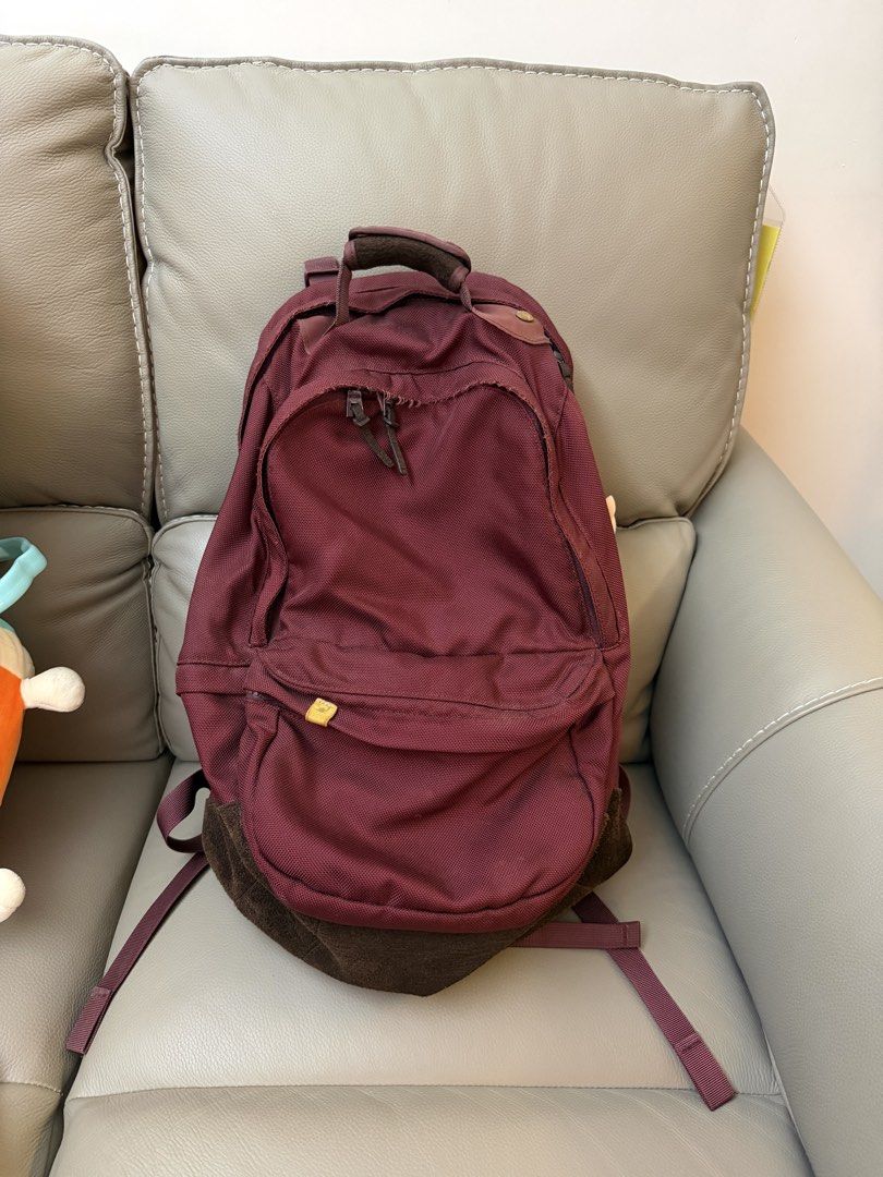Visvim 22l backpack 20l red 猄皮底 （分類：背包）位於 Hong Kong。 由 bennyhk1997 提交（商品編號 1465365501，圖片 1）。簡介： Visvim 22l backpack 100%real and 80%new 有使用痕跡 拉鍊有甩漆 全齊只有一條拉鍊扣甩左(圖五)其他全齊 背帶內籠沒破損 猄皮底冇硬化正常皮質 粗用一流 因有數款此背囊 所以出售 $1500 $1500 $1500 荔枝角地鐵站交收。