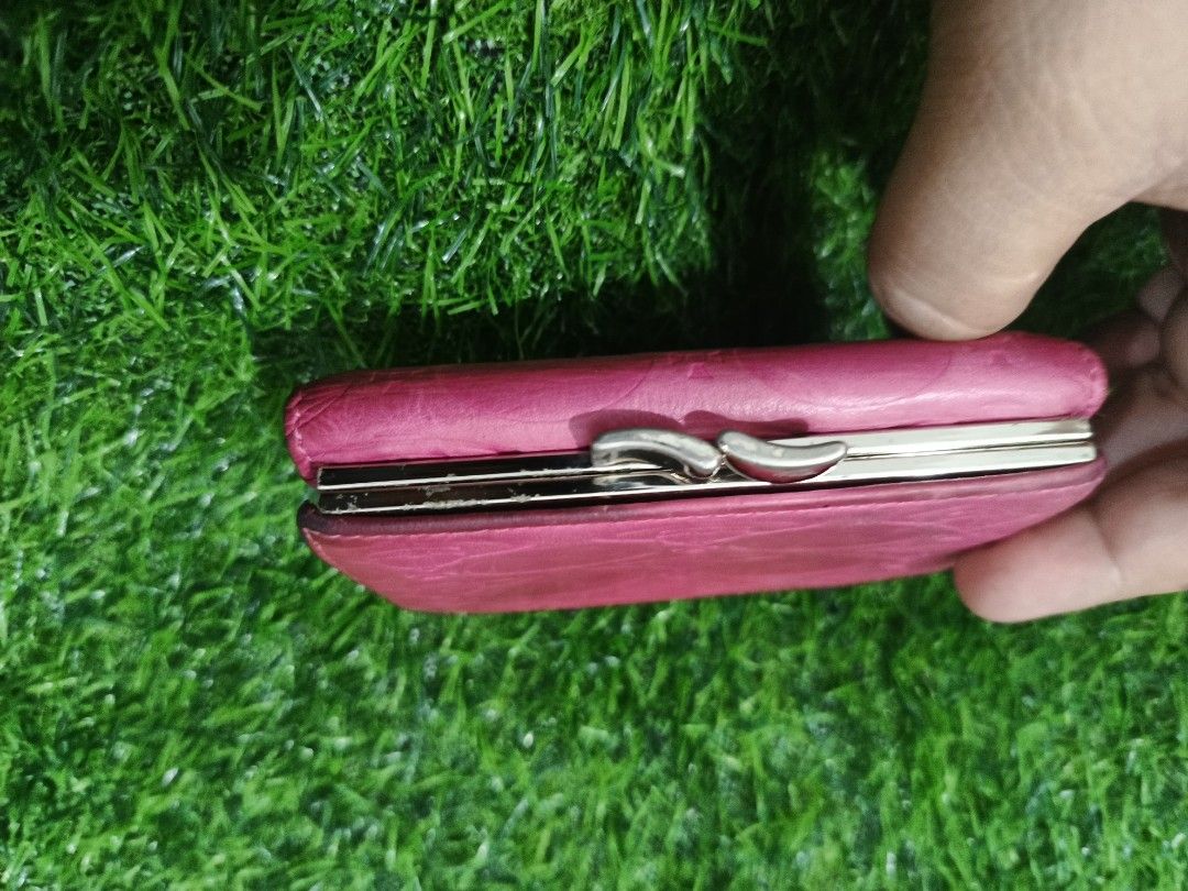 Vivienne Westwood London (Category: Wallets & Card holders) located in Manticao. Submitted by jiachloeyana (Listing ID 1465323497, Image 3). Description: short wallet no cracking.