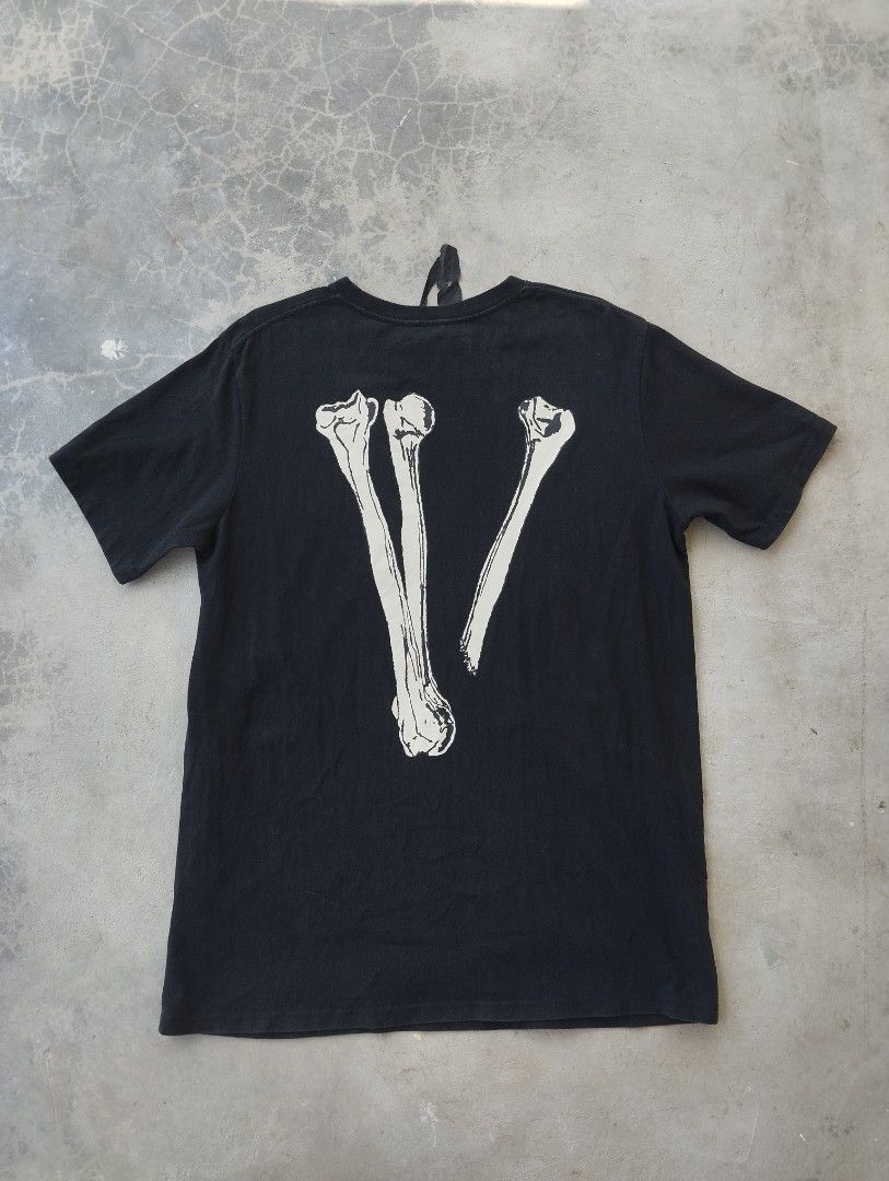 Vlone Skull Bones Graphic Tee Black Size L (Category: Tshirts & Polo Shirts ) located in Mati. Submitted by old_era.ph (Listing ID 1465172703, Image 2). Description: - Brand: Vlone - Color: Black - Size: Large (Regular fit) - Material: 100% cotton - Condition: Brand new with tags - Design: Front skull and crossbones with 'Live Alone Die Alone' text, signature large V graphic on the back - Authenticity: Includes neck tag and holographic wash tag -
