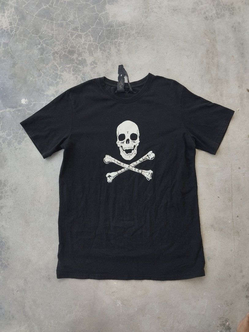 Vlone Skull Bones Graphic Tee Black Size L (Category: Tshirts & Polo Shirts ) located in Mati. Submitted by old_era.ph (Listing ID 1465172703, Image 1). Description: - Brand: Vlone - Color: Black - Size: Large (Regular fit) - Material: 100% cotton - Condition: Brand new with tags - Design: Front skull and crossbones with 'Live Alone Die Alone' text, signature large V graphic on the back - Authenticity: Includes neck tag and holographic wash tag -