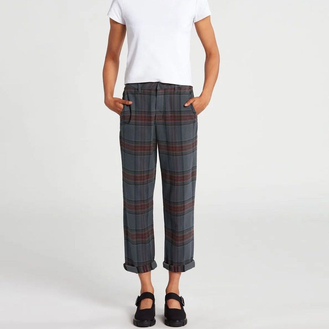 Volcom Frochickie High Rise Pants (0166) (Category: Jeans) located in Cebu City. Submitted by czar0518 (Listing ID 1465260231, Image 3). Description: Volcom Frochickie High Rise Pants Waist 27-28 Length 37 Thigh 11 Hem 7 Excellent condition No issue Dm sure buyer.📩.