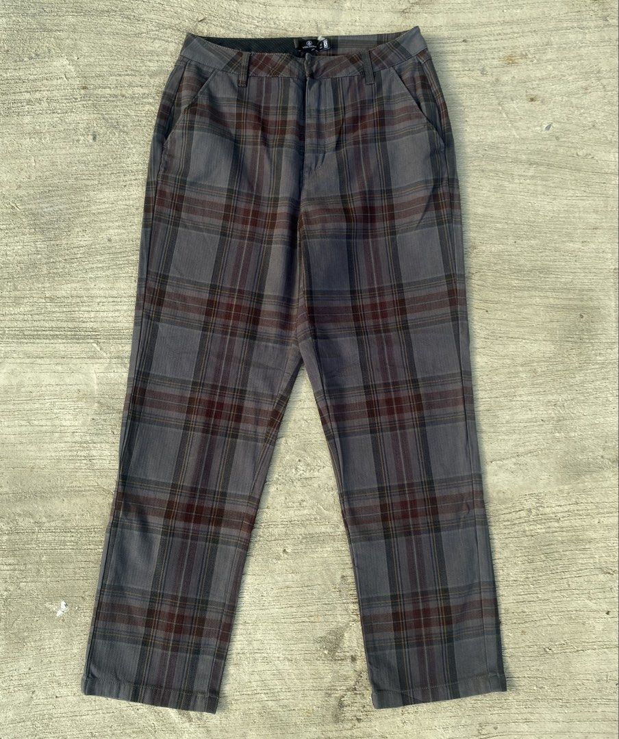 Volcom Frochickie High Rise Pants (0166) (Category: Jeans) located in Cebu City. Submitted by czar0518 (Listing ID 1465260231, Image 1). Description: Volcom Frochickie High Rise Pants Waist 27-28 Length 37 Thigh 11 Hem 7 Excellent condition No issue Dm sure buyer.📩.