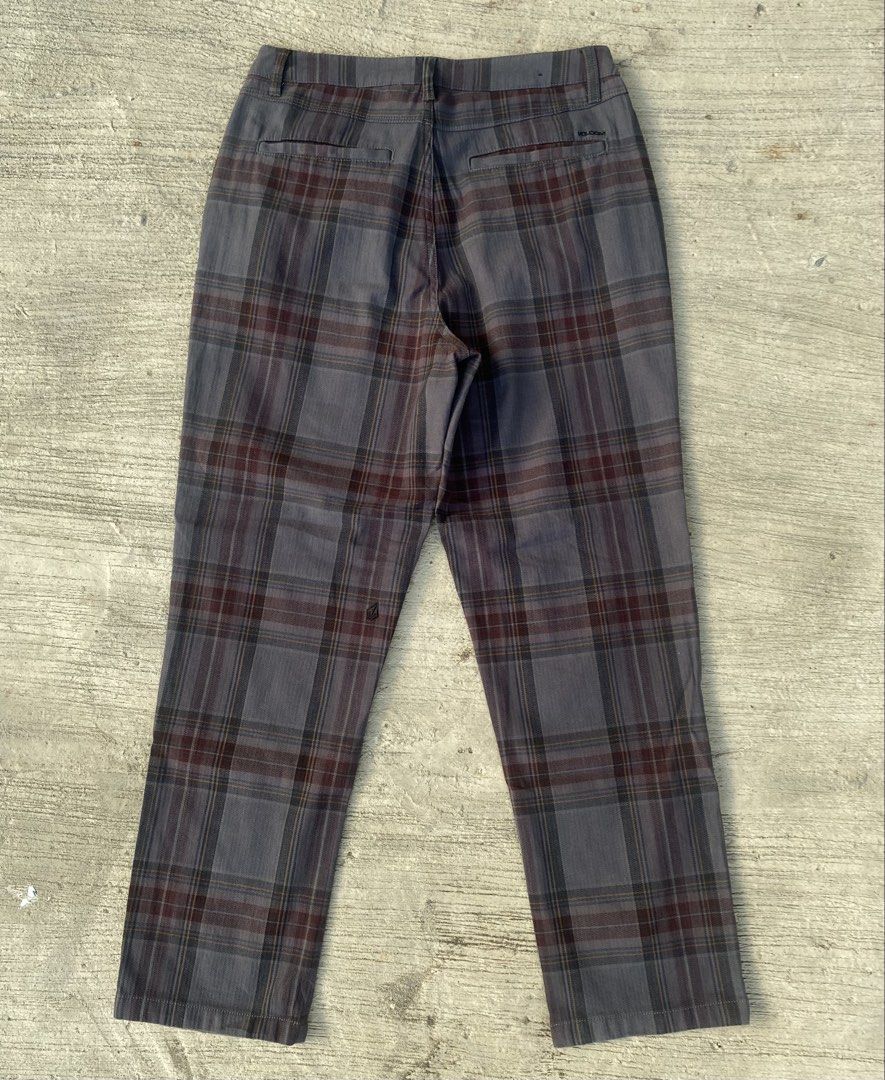 Volcom Frochickie High Rise Pants (0166) (Category: Jeans) located in Cebu City. Submitted by czar0518 (Listing ID 1465260231, Image 2). Description: Volcom Frochickie High Rise Pants Waist 27-28 Length 37 Thigh 11 Hem 7 Excellent condition No issue Dm sure buyer.📩.