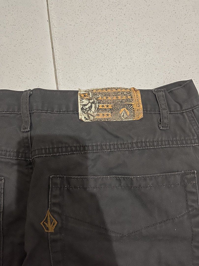 Volcom Scout Crimson Short Dark Grey Size 32 (Category: Shorts) located in Caloocan City. Submitted by bk_intal (Listing ID 1465312184, Image 3). Description: Volcom Scout shorts in dark grey. Size 32. Relaxed fit style, 100 percent cotton. Heavy duty skater shorts with signature stone embroidery on the back pocket. Classic woven logo patch on the waistband. Great everyday streetwear piece. size: 32 length: 25 leg opening: 11.5 No issue.