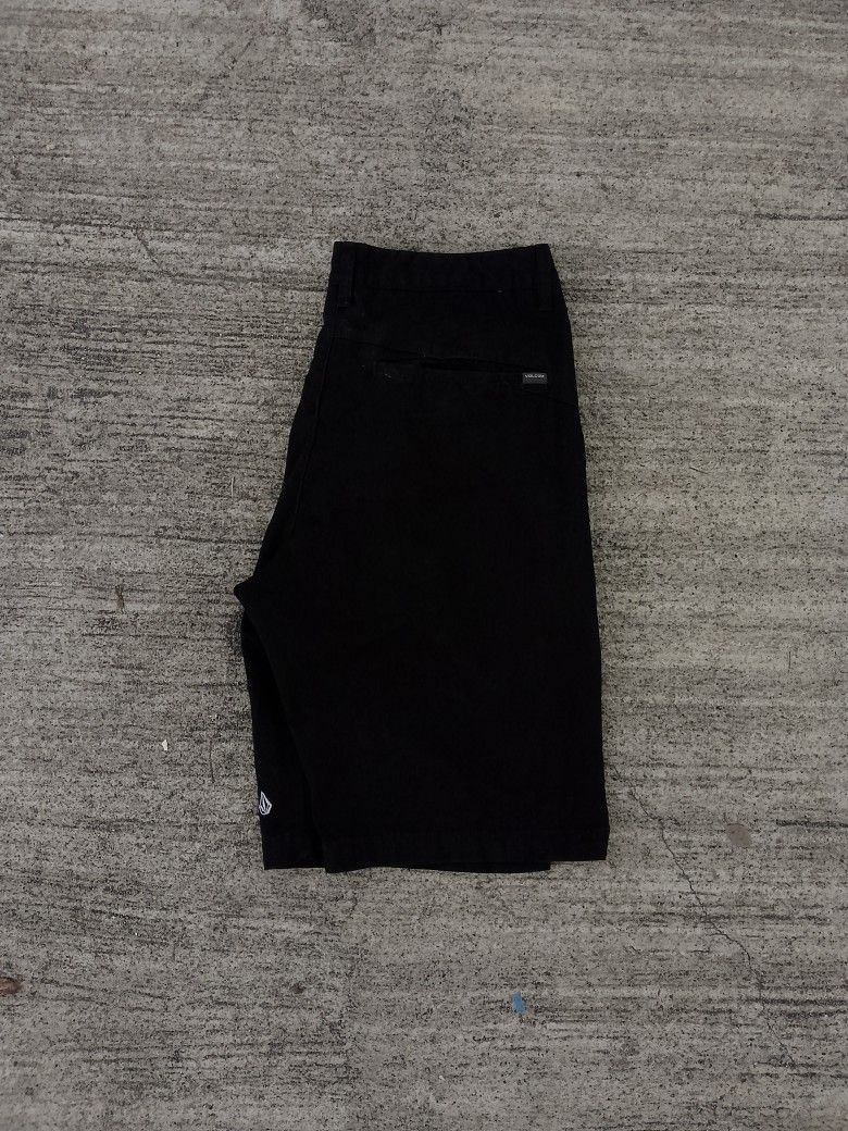 📌Volcom Short (Category: Shorts) located in Camaligan. Submitted by central_closet (Listing ID 1465330471, Image 3). Description: ‎📌Volcom short ‎Size:34 on tag ‎•Dimensions: ‎Waist: 35 ‎Length: 22.5 ‎Thigh: 13 ‎Leghole: 10.5 ‎ ‎- In as New Condition ‎- MUST HAVE IN YOUR COLLECTION ‎- Heavyweight short ‎- Black trouser short ‎ISSUE: NONE ‎ ‎Price:550🏷️ ‎ ‎•✅PLUS SHIPPING FEE (+95) ‎•🔵MOP: G CASH ‎•🟥COURIER: Flash Express ‎•📍LOC: Camaligan,C