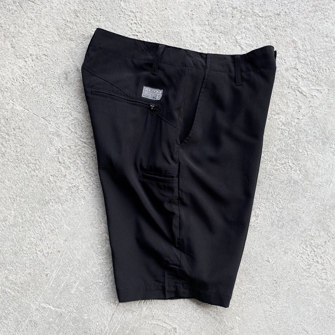Volcom Surf & Turf Short Black (Category: Shorts) located in Manila. Submitted by thrift3006 (Listing ID 1465299834, Image 3). Description: Volcom Surf & Turf Short Black - Size 30-32w 20L No issue Excellent condition ₱650+sf only🏷️ Loc baliwag bulacan 📍 Pm 📩.
