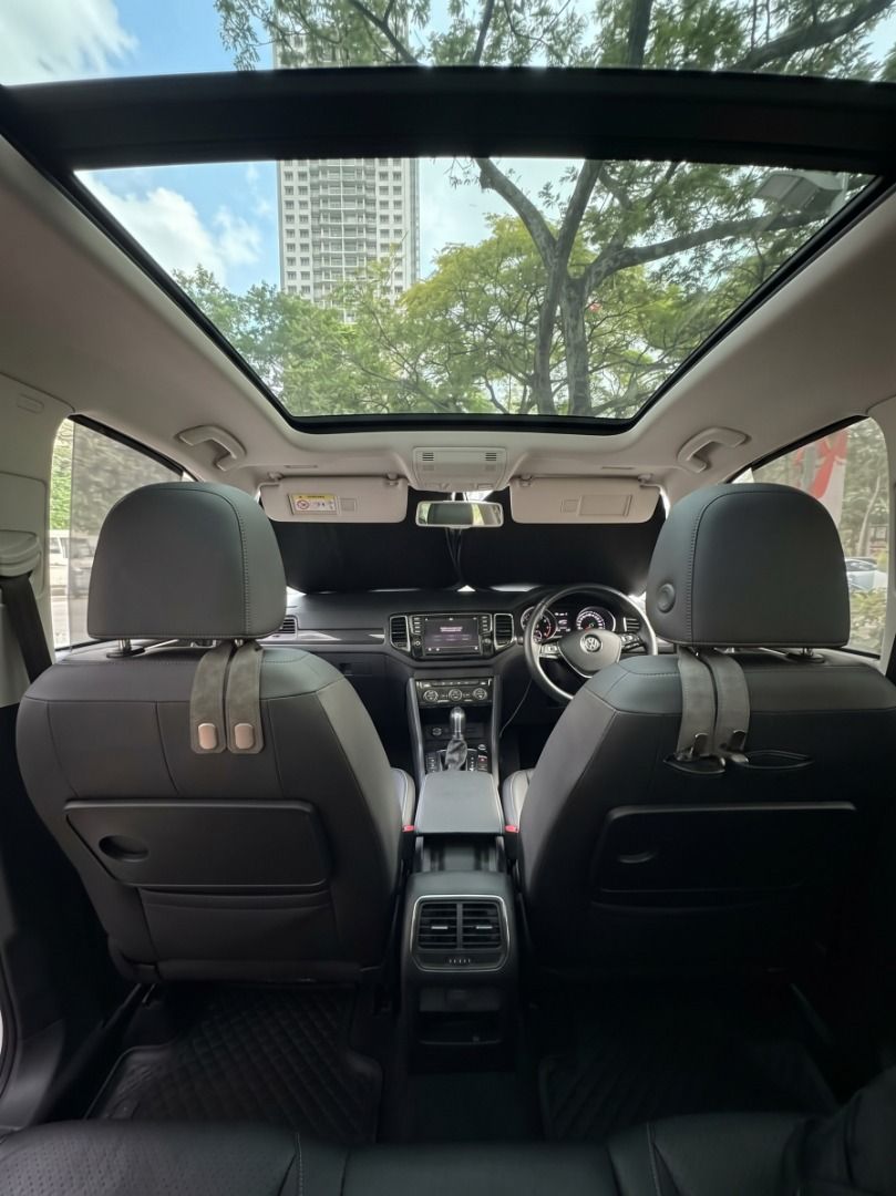 Volkswagen Golf SV 1.4 Highline (A) (Category: Used Cars) located in Singapore. Submitted by sarah_rahrah (Listing ID 1465363577, Image 3). Description: Top-spec Highline in clean white. Direct Owner, No Agent Fees - Plus-sized Golf - Great for families! With lots of headroom, Rear aircon and Paranomic sunroof - Lots of Storage (500L boot space, rear-seats are adjustable, under-seat drawers) - 4.3m long, with reverse camera, very easy to park - A