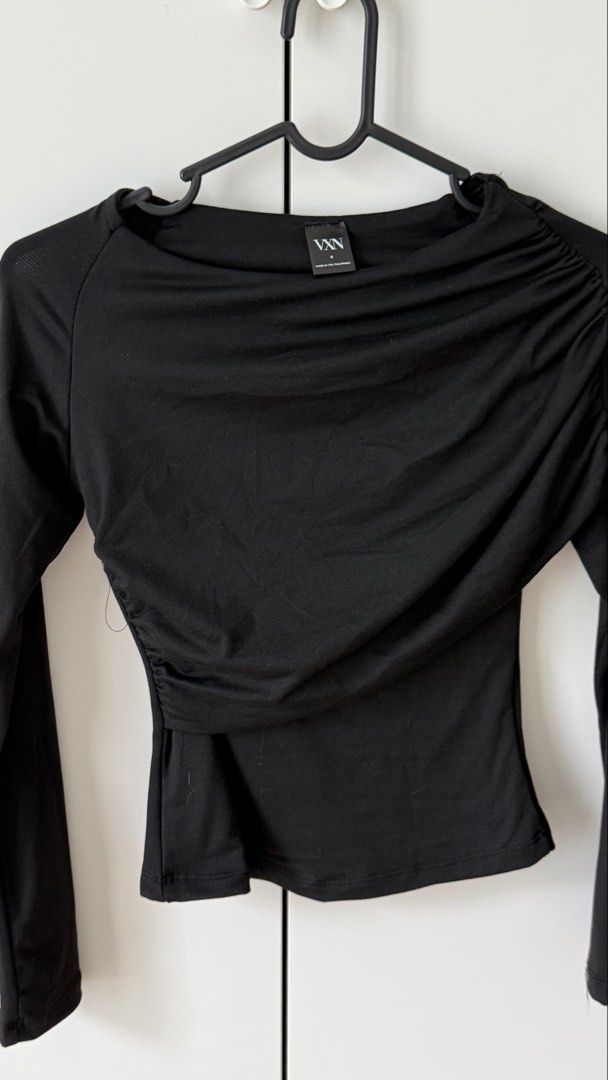 VXN Black Long Sleeve Draped Ruched Top Size S (Category: Longsleeves) located in Manila. Submitted by matchathena (Listing ID 1465202535, Image 2). Description: - Brand: VXN - Size: Small - Color: Black - Design: Asymmetric draped with front and one-shoulder ruched detailing - Fit: Fitted cut with soft, stretchy fabric - Style: Versatile basic for casual wear or going out.