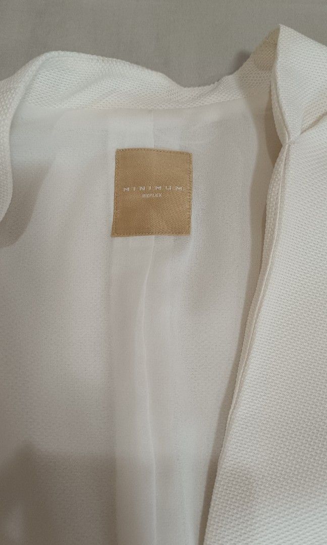 White Blazer XS-S (Category: Coats, Jackets and Outerwear) located in Makati City. Submitted by jstreasuredfinds (Listing ID 1465238625, Image 2). Description: Washed and sanitized Flowy inner lining. Hook closure Best fit XS-Small.