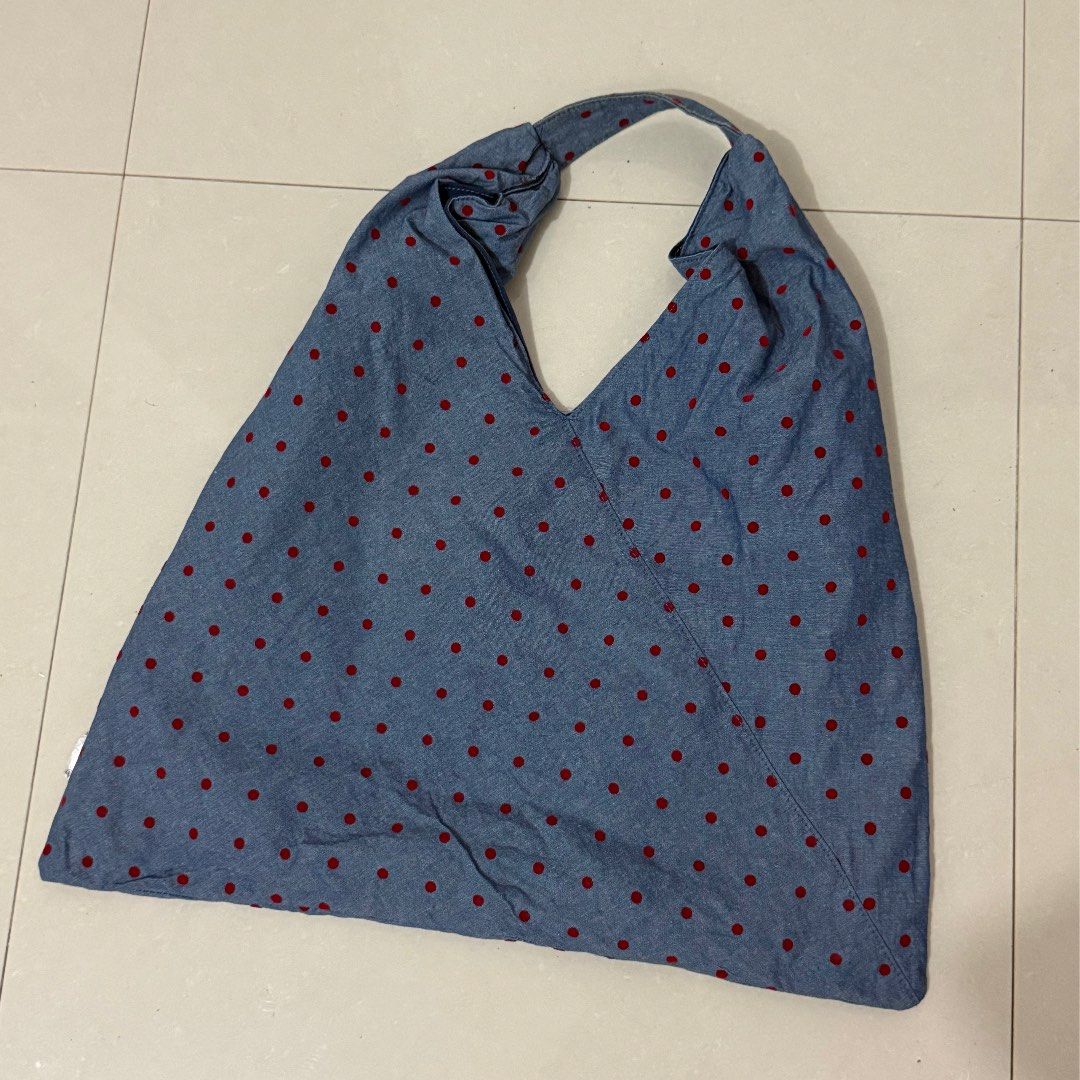 White Chocoolate Polka Hobo Bag (Category: Shoulder Bags) located in Cordova. Submitted by thedecluterrer (Listing ID 1465178517, Image 2). Description: .