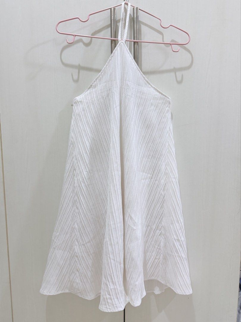 White Halter Neck Pleated Mini Dress (Category: Dresses) located in Manila. Submitted by rhei.preloved (Listing ID 1465214659, Image 3). Description: GOOD AS NEW, NO ISSUE ‼️.