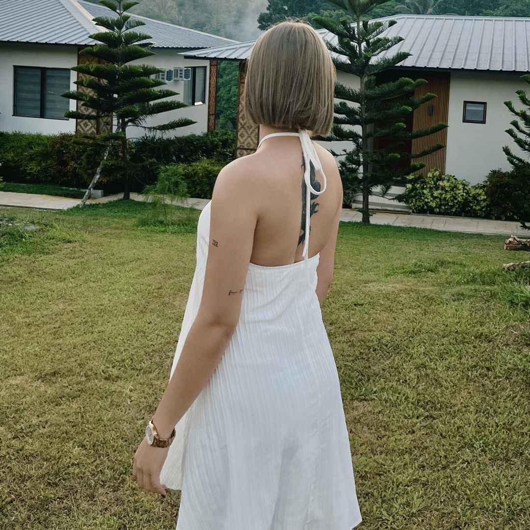 White Halter Neck Pleated Mini Dress (Category: Dresses) located in Manila. Submitted by rhei.preloved (Listing ID 1465214659, Image 2). Description: GOOD AS NEW, NO ISSUE ‼️.